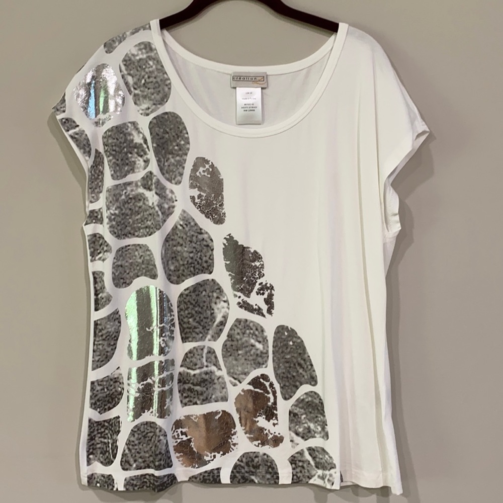 CreationL Shortsleeved T-shirt with Giraffe Motif.